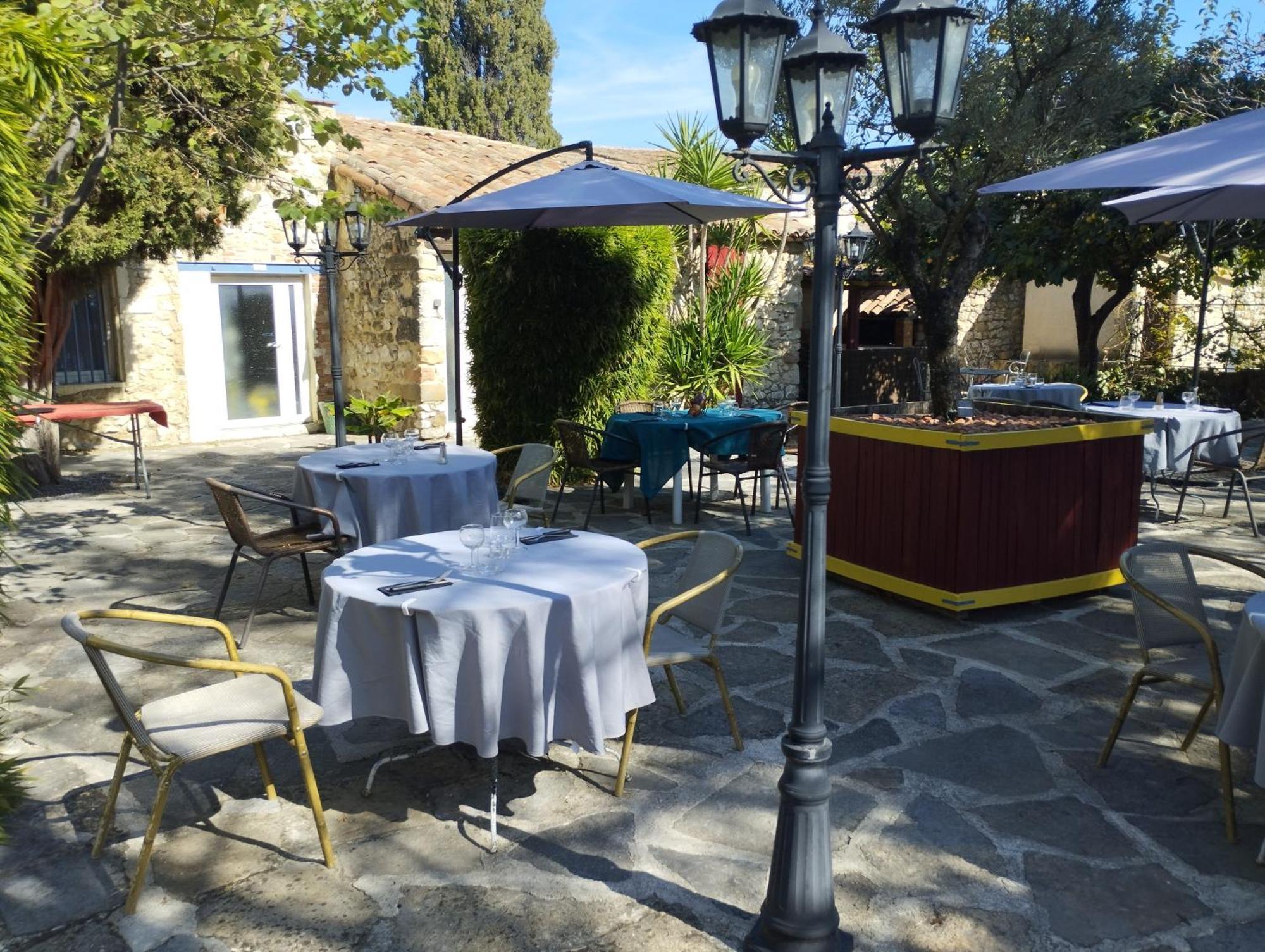 Logis Hotel Restaurant L'Esquielle Saint-Genies-de-Malgoires Exteriör bild
